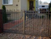 Brama z rozkutymi prętami